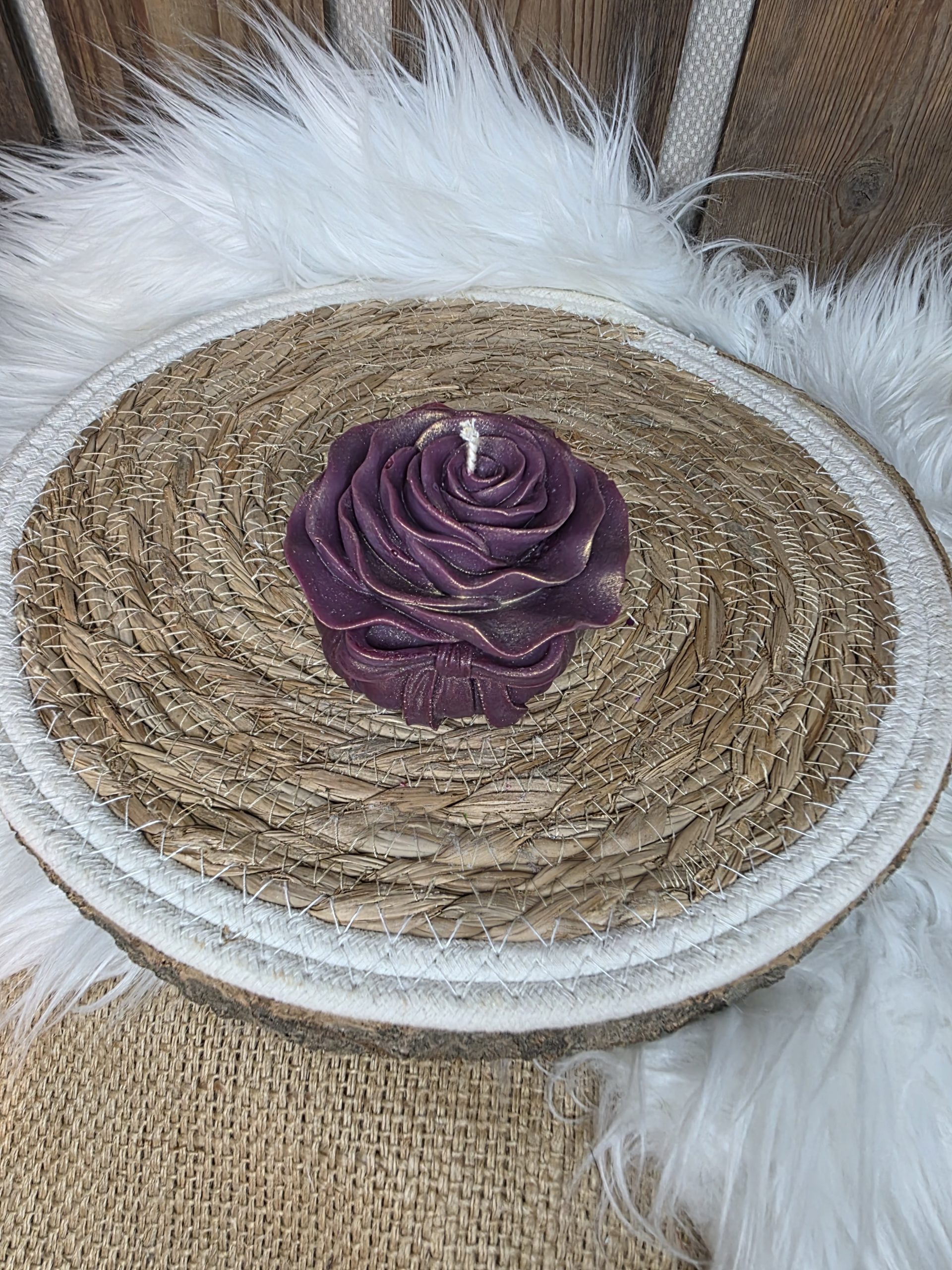 Bougie moulée motif rose avec un ruban
