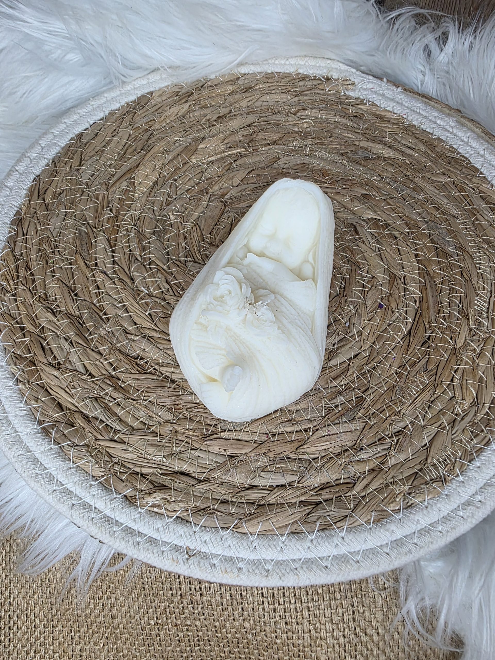 Bougie moulée lueur de naissance avec bébé dans son lange