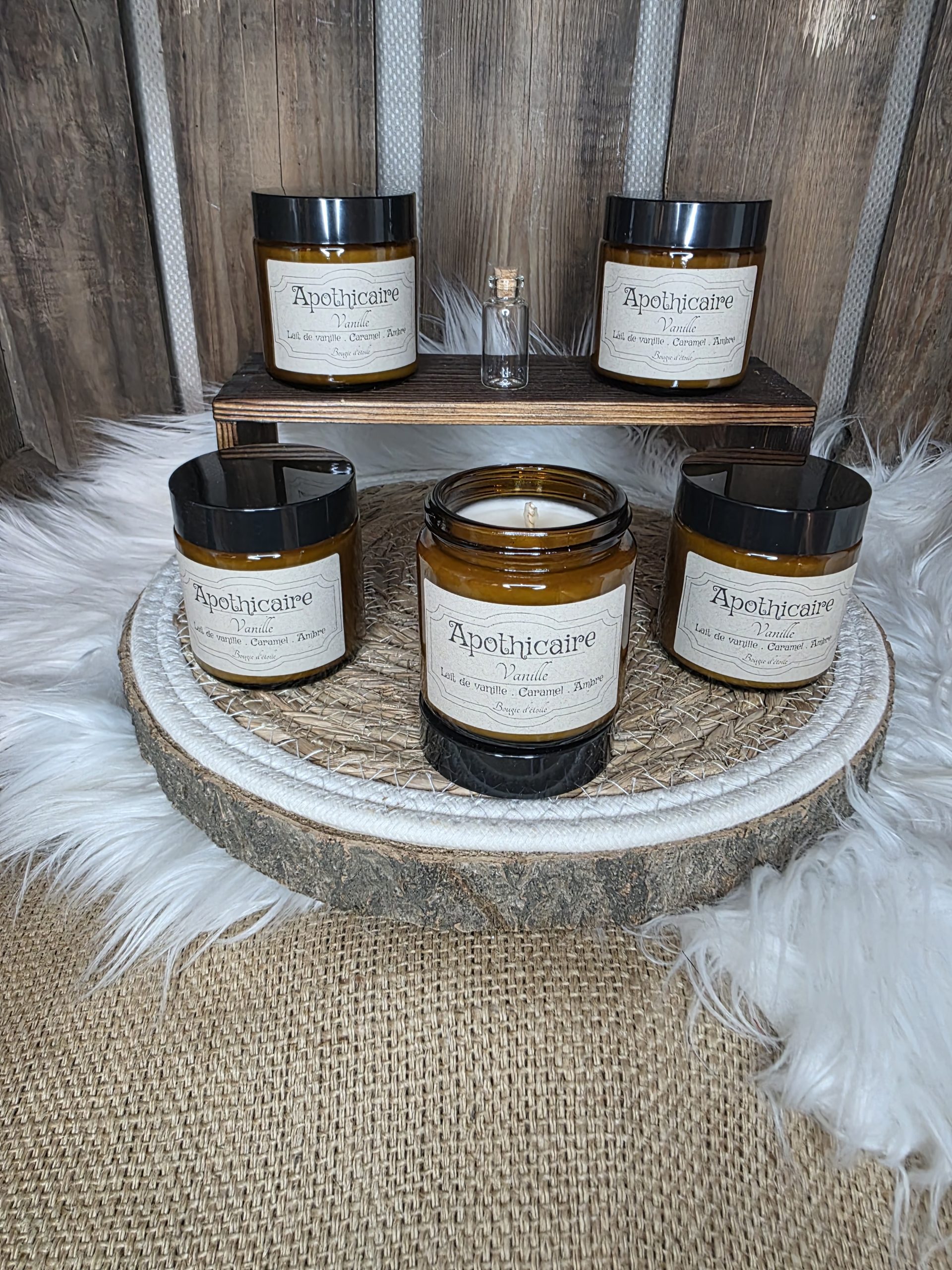 Bougie apothicaire parfum vanille et contenant en verre fumée et capuchon noir